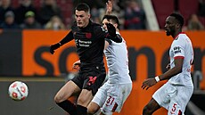 Úto�ník Patrik Schick z Leverkusenu s mí�em v utkání proti Augsburgu