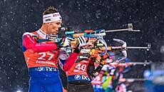 Mikulá� Karlík na st�elnici b�hem stíhacího závodu v Östersundu