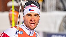 Michal Kr�má� v cíli stíhacího závodu v Östersundu