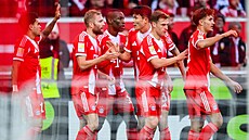 Fotbalisté Bayernu se radují z gólu Konrada Leimera.
