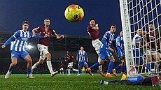 Záloník Tomá Souek z West Hamu (druhý zleva) sleduje v utkání proti...