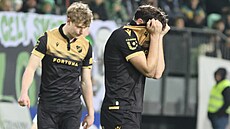 Ostravský obránce Karel Pojezný si zakrývá tvá� dresem po neprom�n�né �anci.