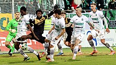 Dennis Owusu z Baníku bojuje v pokutovém území Karviné o mí� s karvinským...