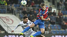Plze�ský zálo�ník Luká� �erv hlavi�kuje p�es Milana Petr�elu ze Slovácka.