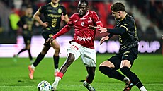 Pardubický útoník Abdullahi Tanko s míem v utkání proti Hradci Králové