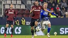 Sparanský obránce Jakub Martinec vyváí mí ped Jáchymem ípem z Olomouce.