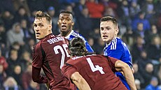 Sparantí obránci Jakub Martinec a Asger Sörensen se snaí ubránit standardku...