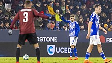 Olomoucký �t�pán Langer rozehrává p�ed Pavlem Kade�ábkem ze Sparty standardní...