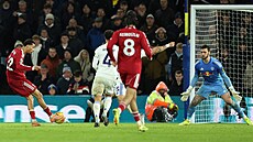 Liverpoolský útoník Hugo Ekitiké stílí gól v utkání proti Leedsu.