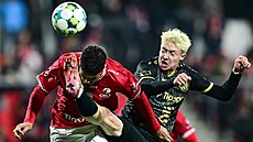 Královéhradecký zálo�ník Tom Slon�ík jde ost�e do souboje s Jasonem Noslinem z...