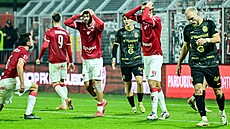 Pardubi�tí fotbalisté Louis Lurvink a Simon Bammens se dr�í za hlavu po...