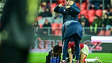 Pardubický úto�ník Vojt�ch Patrák se v zápase proti Hradci zranil a musel...