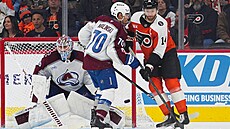 Úto�ník Sean Couturier z Philadelphie (vpravo) te�uje puk za záda branká�e...