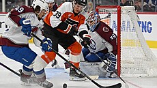 Matvej Mi�kov z Philadelphie se sna�í prosadit mezi Samuelem Girardem a...