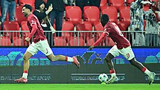 Pardubický obránce Louis Lurvink (vlevo) se spolen s Abdullahim Tankem raduje...