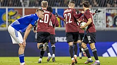 Sparantí fotbalisté se radují z gólu Albiona Rrahmaniho v Olomouci.