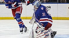 Branká� Igor �es�orkin z New Yorku Rangers zasahuje v utkání proti Coloradu.