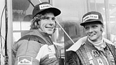 James Hunt (vlevo) a Niki Lauda spolu bojovali o titul v roce 1976 do...