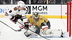 Branká� Carter Hart (79) z Vegas zastavuje pokus chicagského úto�níka Ryana...