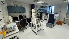 Larvy potemníka v laborato�ích na Mendelov� univerzit� v Brn� doká�ou rozkládat...