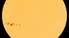 Detail slune�ní skvrny 4294-4296 ve srovnání s velikostí Zem� a Jupiteru...