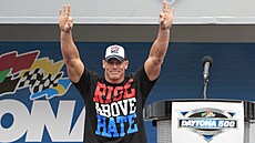 John Cena zdraví fanou�ky p�i p�edzávodním programu automobilového závodu...