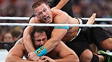 John Cena svírá soupe�e Ruseva b�hem galave�era WrestleMania XXXI v kalifornské...