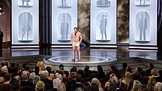 John Cena p�edává Oscara za kostýmní výpravu b�hem p�ímého p�enosu 96. ro�níku...