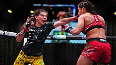 Jacqueline Cavalcantiová b�hem t�íkolového zápasu s Mayrou Bueno Silvou na...