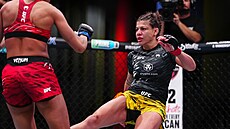 Jacqueline Cavalcantiová b�hem t�íkolového zápasu s Mayrou Bueno Silvou na...