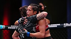 Jacqueline Cavalcantiová b�hem t�íkolového zápasu s Mayrou Bueno Silvou na...