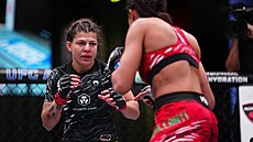 Jacqueline Cavalcantiová b�hem t�íkolového zápasu s Mayrou Bueno Silvou na...