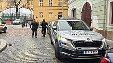 Policie kv�li výhr��ce zasahovala ve �kole v centru Prahy. (4. prosince 2025)