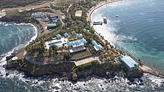 Letecký pohled na soukromý ostrov Jeffreyho Epsteina v Karibiku. (4. prosince...