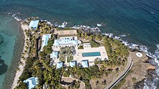 Letecký pohled na soukromý ostrov Jeffreyho Epsteina v Karibiku. (4. prosince...