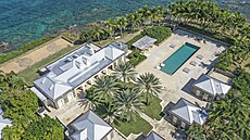 Letecký pohled na soukromý ostrov Jeffreyho Epsteina v Karibiku. (4. prosince...