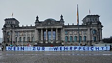 V Berlín ped budovou íského snmu se konal protest proti zavedení povinné...