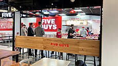 V pondlí 8. prosince se otevela první restaurace Five Guys. (8. prosince 2025)