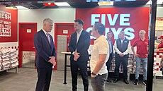 V pond�lí 8. prosince se otev�ela první restaurace Five Guys. (8. prosince 2025)