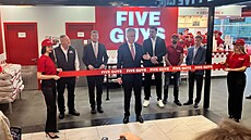 V pond�lí se otev�ela první restaurace Five Guys. V 11 hodin p�est�ihl...