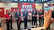 V pond�lí se otev�ela první restaurace Five Guys. V 11 hodin p�est�ihl...