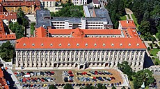 Letecký pohled na ernínský palác v Praze na Loretánském námstí, dnes sídlo...