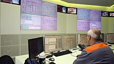 Reaktorový sál prvního bloku v Temelín�. Vedle t�chto ob�ích supervýkonných...