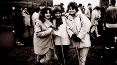 Studenti jdou uklízet m�sto, aby zvali ob�any na první demonstraci.