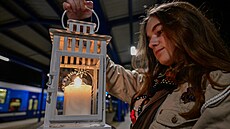 Skauti p�ivezli do �eska z Rakouska betlémské sv�tlo (6. prosince 2025)