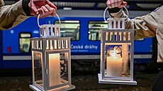 Skauti p�ivezli do �eska z Rakouska betlémské sv�tlo (6. prosince 2025)