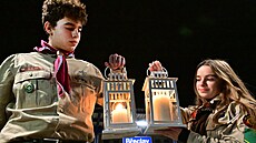 Skauti p�ivezli do �eska z Rakouska betlémské sv�tlo (6. prosince 2025)