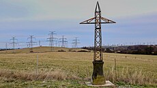 Dílo symbolizuje dialog mezi minulostí a industriální realitou regionu.