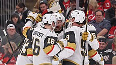 Kolegové z Vegas gratulují Tomá�i Hertlovi (48) k tref� proti New Jersey Devils.