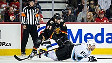 Adam Klapka (43) skládá na led obránce Utahu Iana Colea.